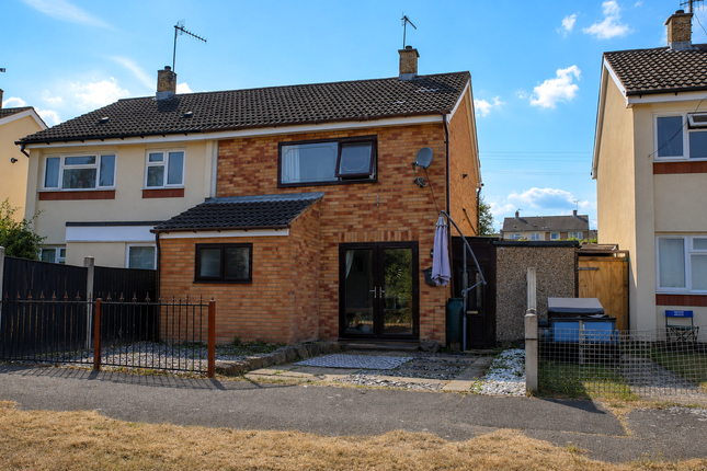 2 bed property, in Longshaw Close, £150,000