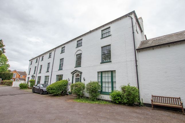 2 bed property, in Trenthams Close, £225,000