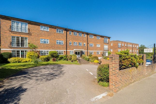 3 bed property, in Oatlands Drive, £650,000