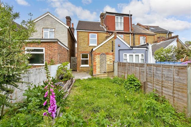 2 bed property, in Alpine Road, £400,000