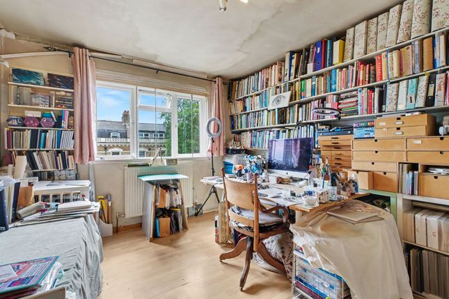 1 bed property, in Tollington Park, £300,000