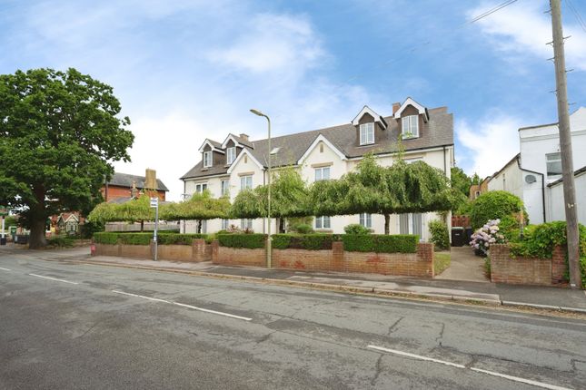 2 bed property, in Station Road, £180,000