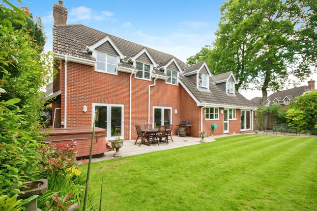 5 bed property, in Bridleways, £700,000