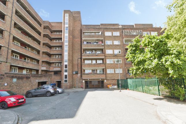 1 bed property, in Woolwich Common, £180,000