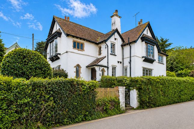 5 bed property, in Toll Road, £500,000