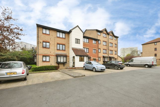 1 bed property, in Magpie Close, £180,000