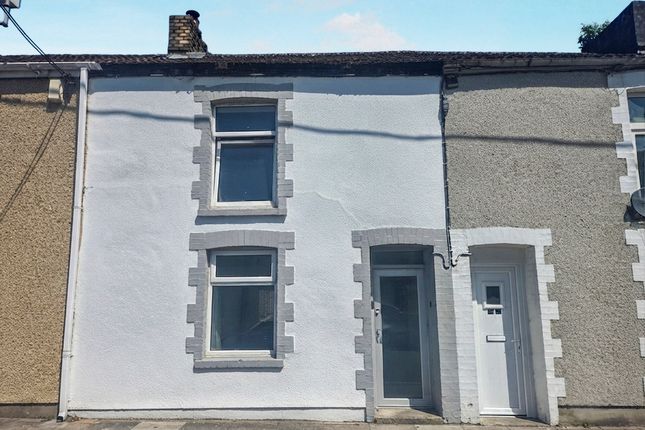 2 bed property, in Pennant Street, £120,000