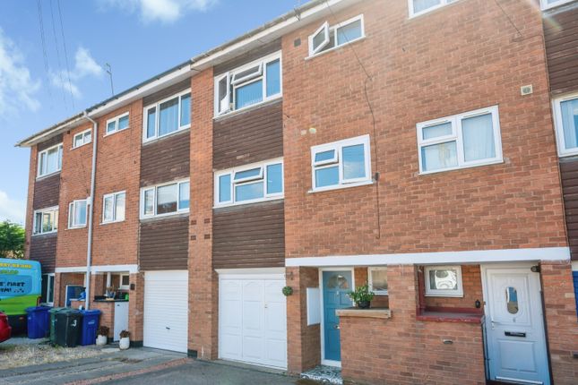 2 bed property, in Milton Close, £180,000