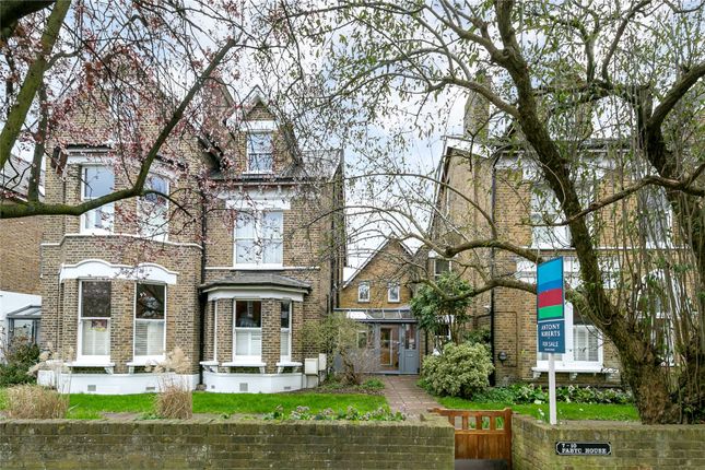 2 bed property, in Cumberland Road, £595,000