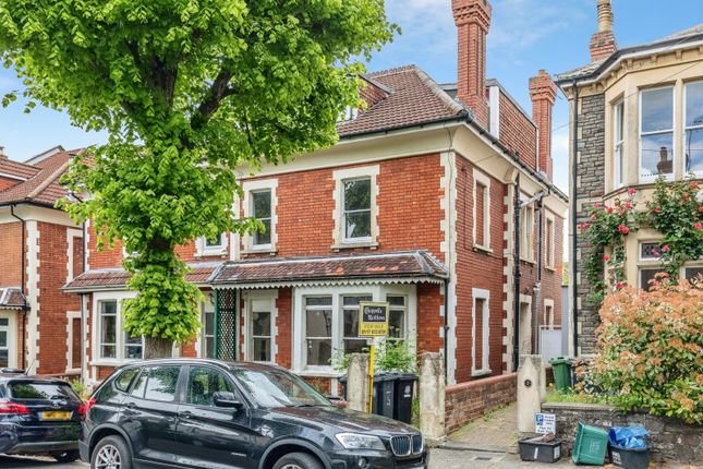 2 bed property, in Woodstock Avenue, £295,000