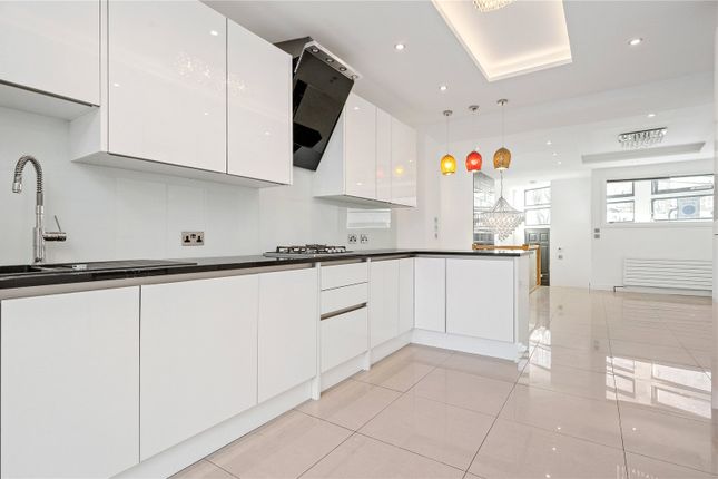 2 bed property, in Mountgrove Road, £600,000