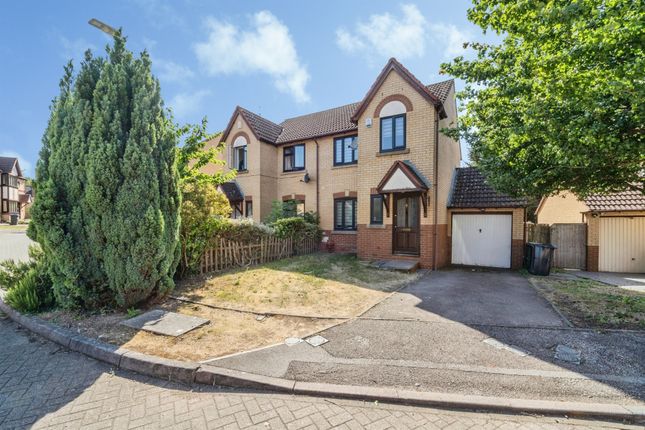 3 bed property, in Lamberhurst Grove, £385,000