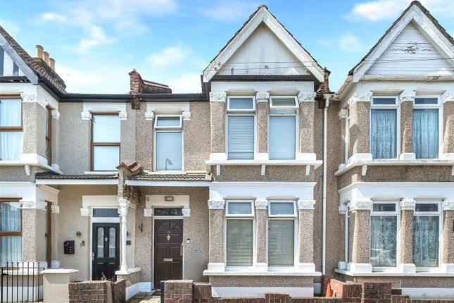 3 bed property, in Clarissa Road, £475,000