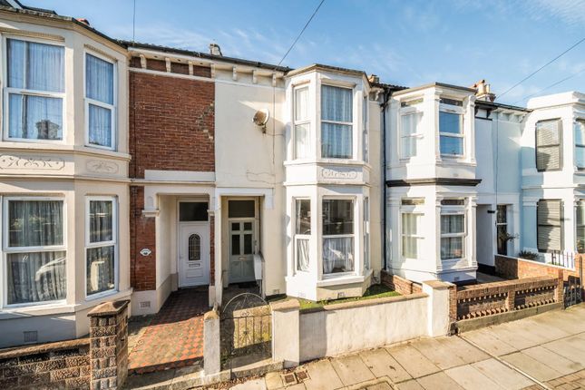 2 bed property, in Lawrence Road, £170,000