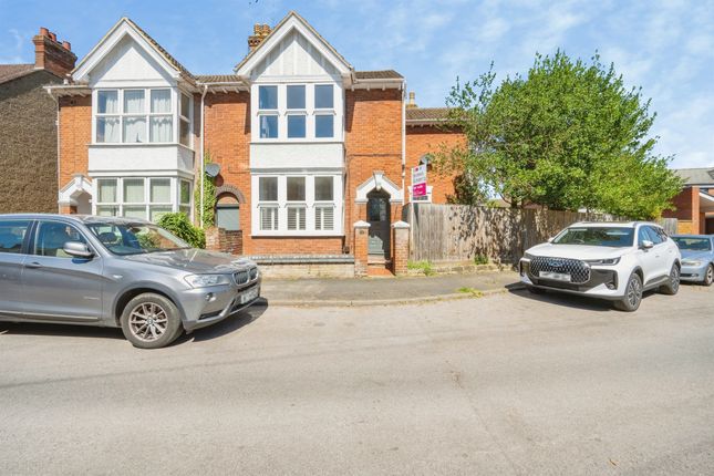 3 bed property, in Hartwell Crescent, £400,000