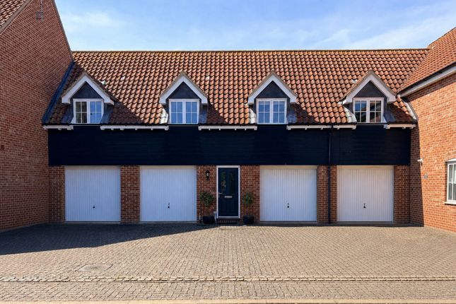 2 bed property, in Tapping Close, £240,000