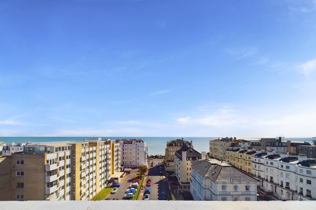 2 bed property, in Hartington Place, £250,000