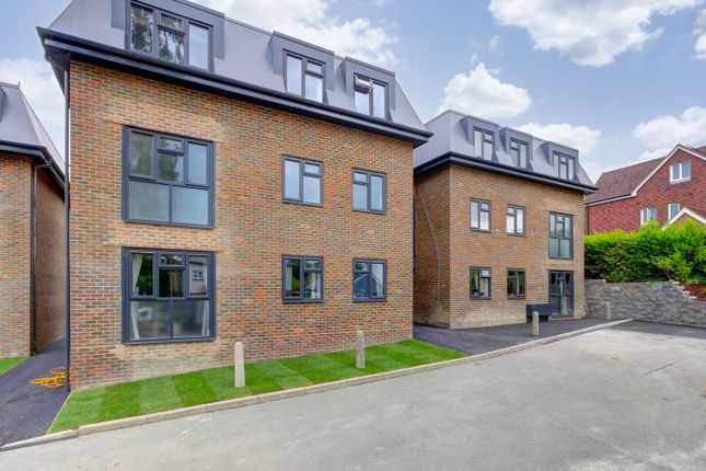 2 bed property, in Mutton Hall Hill, £190,000