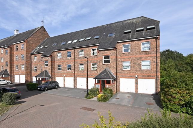 1 bed property, in Whitecross Gardens, £175,000