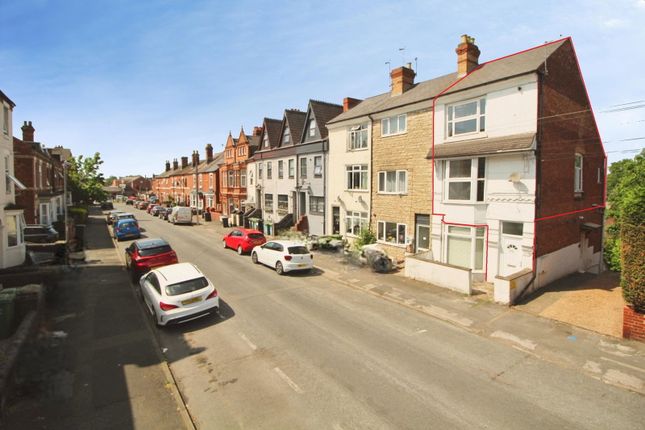 2 bed property, in Lea Street, £100,000