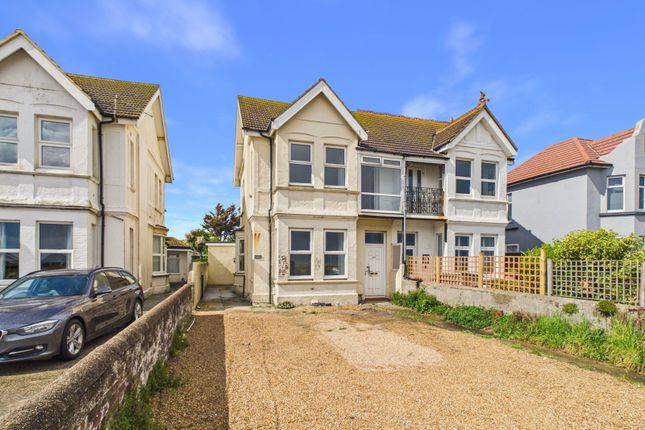2 bed property, in Brighton Road, £280,000