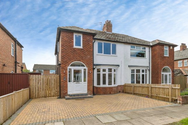 3 bed property, in Farndale Crescent, £260,000