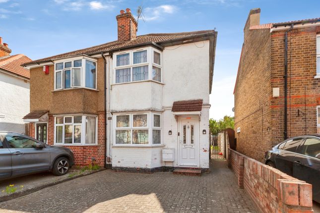 2 bed property, in Grays Road, £400,000