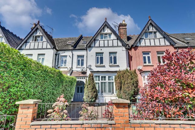 1 bed property, in 113 Walm Lane, £325,000