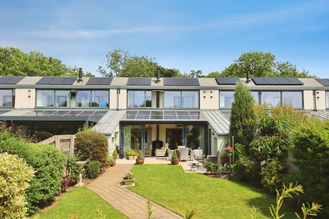 4 bed property, in Woodlands Edge, £415,000