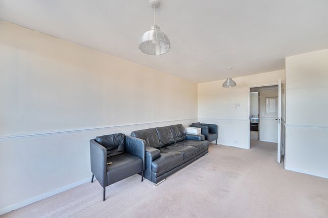 3 bed property, in Justin Close, £525,000