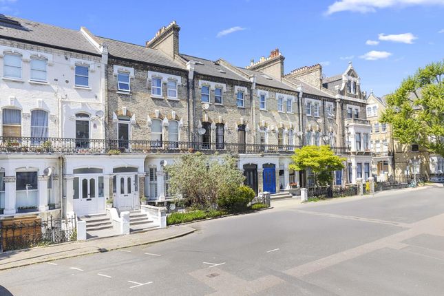 1 bed property, in Glazbury Road, £600,000