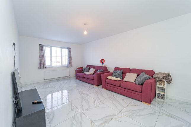5 bed property, in East Cairn View, £495,000