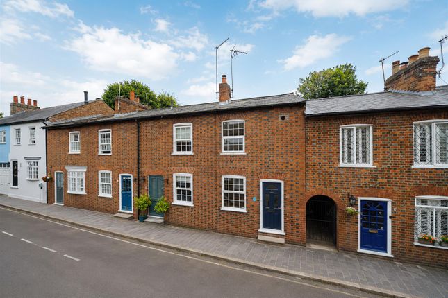 2 bed property, in College Place, £575,000