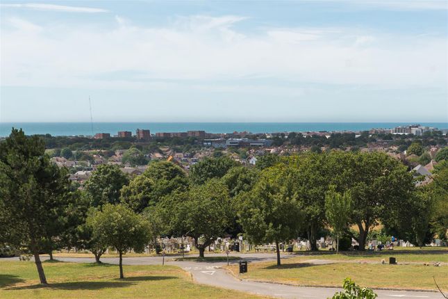 3 bed property, in Downsway, £450,000