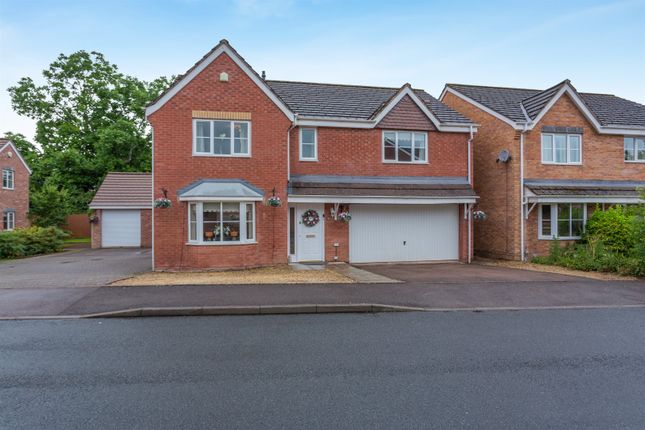 5 bed property, in Lilac Drive, £525,000