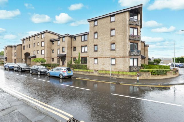 2 bed property, in Southbank Drive, £120,000