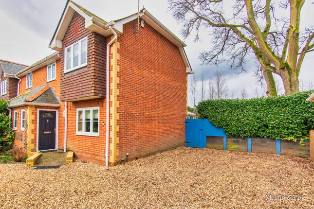 2 bed property, in Eversley, £450,000