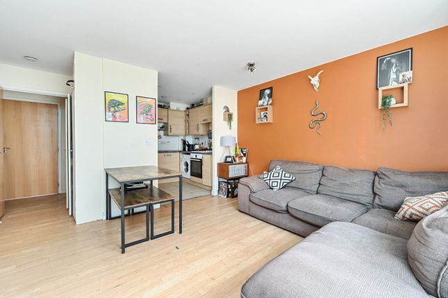 2 bed property, in Harbour Way, £260,000