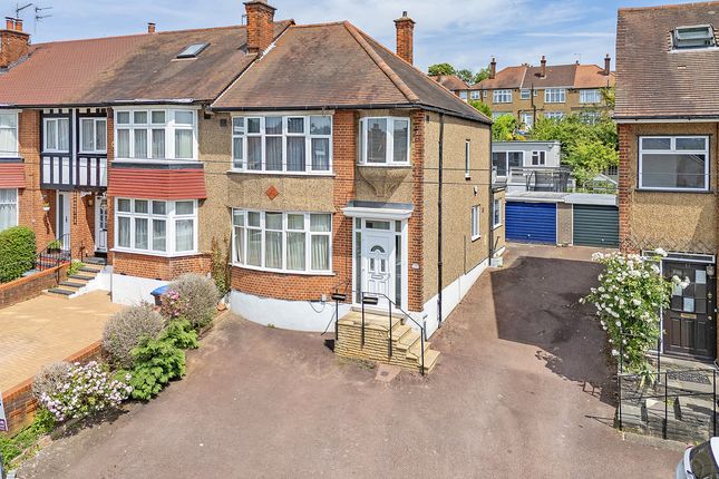 3 bed property, in Windmill Gardens, £690,000
