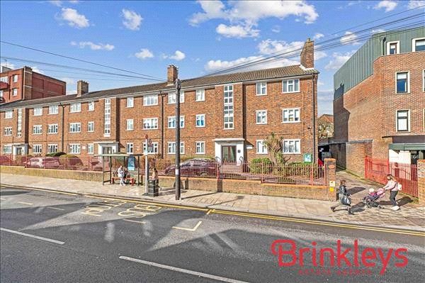 2 bed property, in Wimbledon Park Court, £375,000