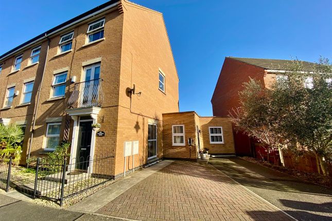 5 bed property, in Buckthorn Road, £365,000