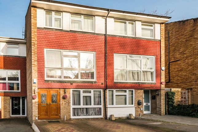 5 bed property, in Lanark Close, £1,200,000
