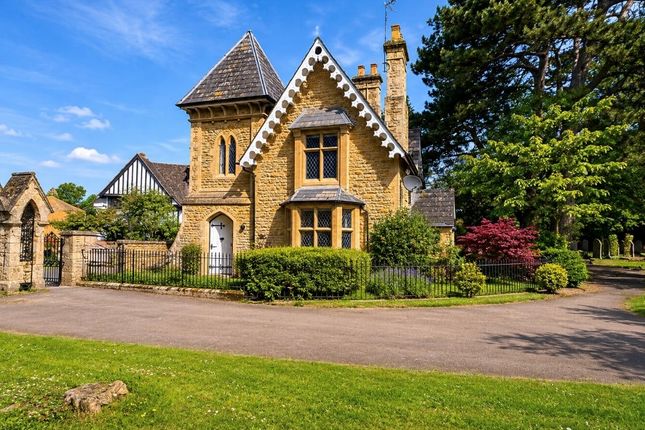 3 bed property, in Cemetary Lodge, £295,000