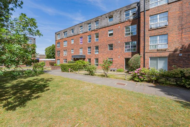 2 bed property, in Marlowe Gardens, £290,000