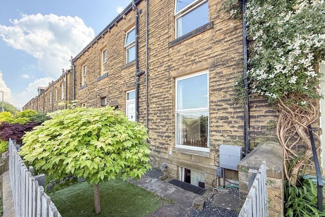 2 bed property, in Long Lane, £165,000