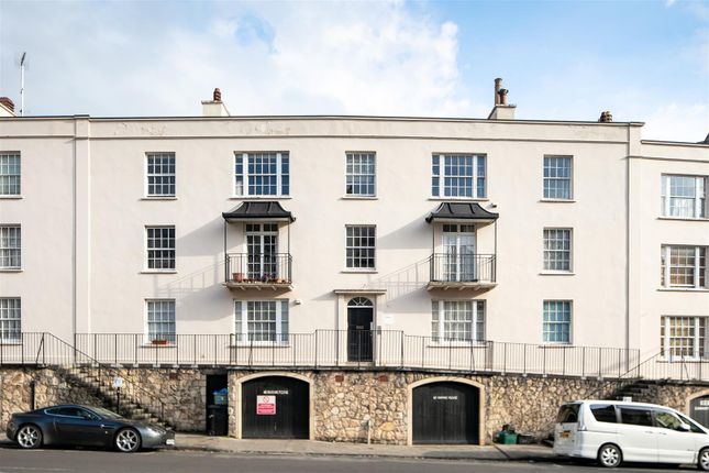 2 bed property, in Wellington Terrace, £350,000