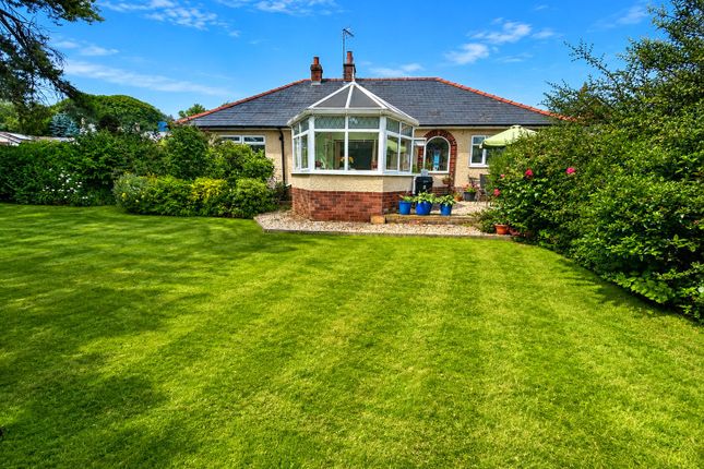 3 bed property, in Rhosesmor, £470,000