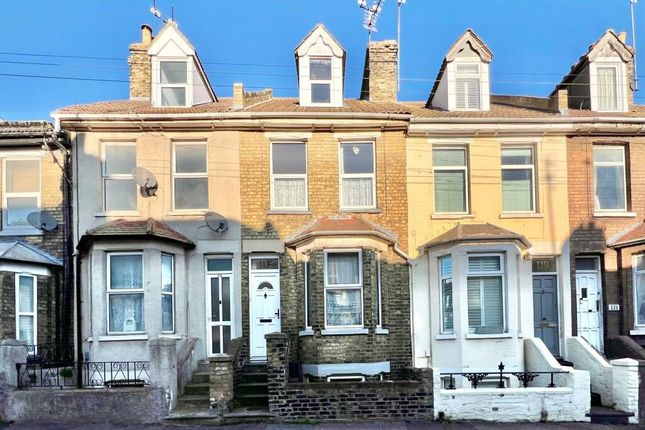 1 bed property, in Rochester Avenue, £100,000