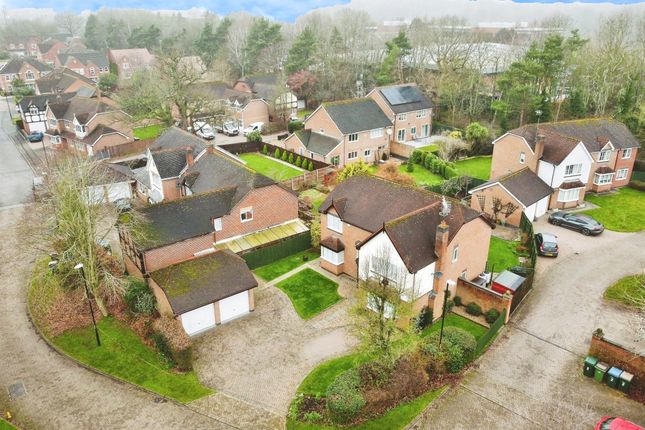 5 bed property, in Heath Green Way, £725,000