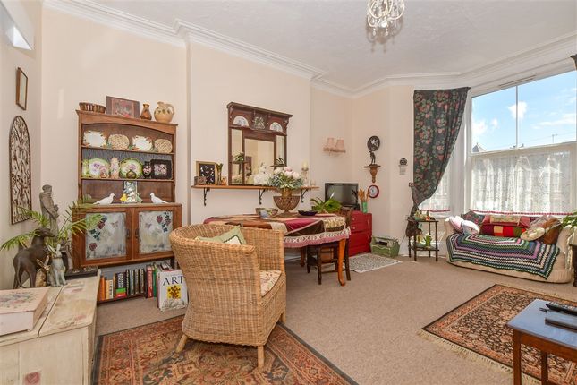 1 bed property, in St. Thomas Street, £125,000